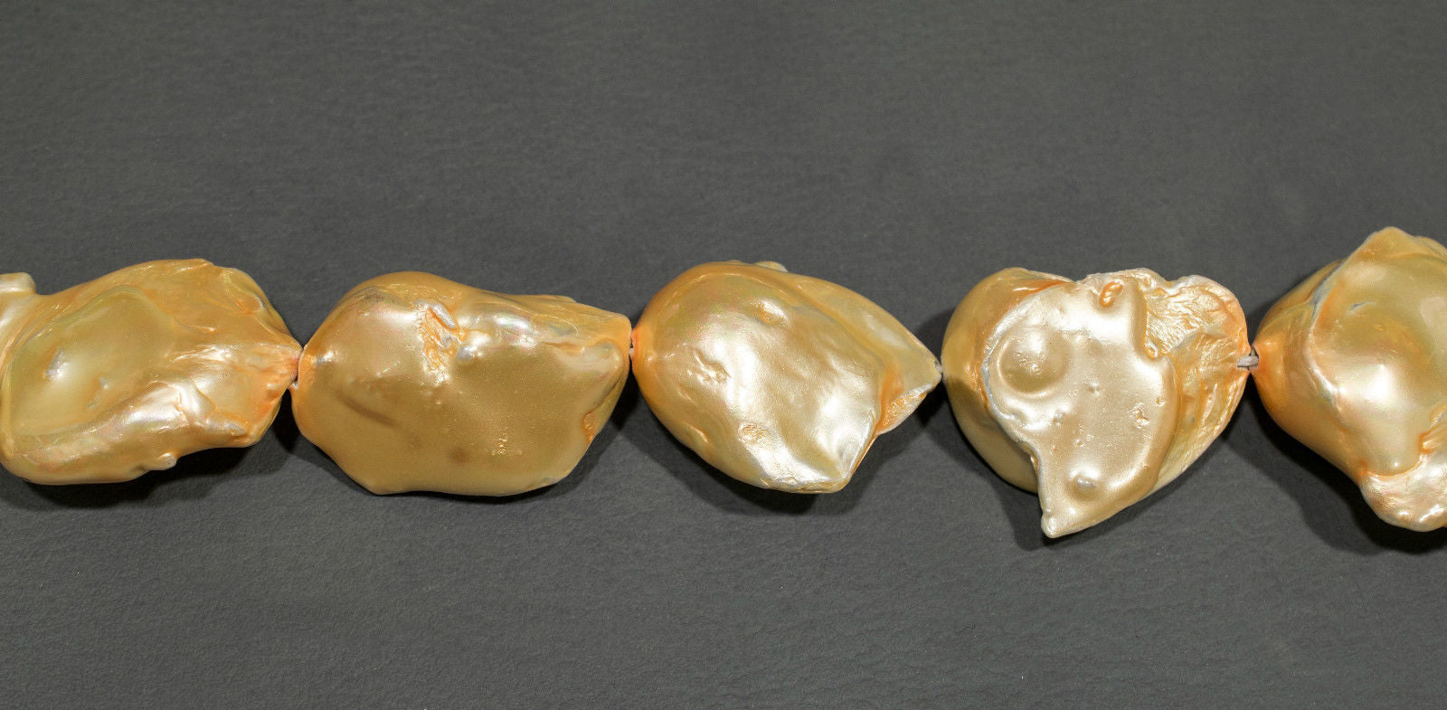 Perlenstrang RIESIG Goldfarben Nuggetform hoher Lüster in 31x38x14 mm